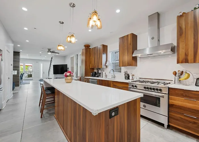 Wicker Park 6bd 4ba, Steps From Cta, Parking Incl *